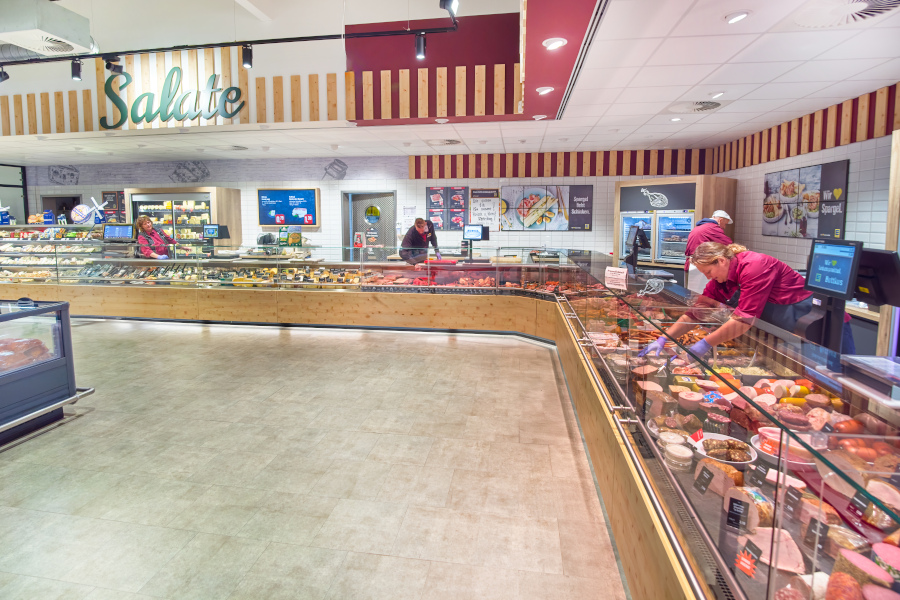 Wurst an der Frischetheke im Supermarkt EDEKA Buttkus