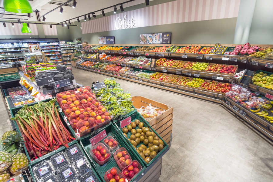 Frisches Gemüse im Supermarkt kaufen